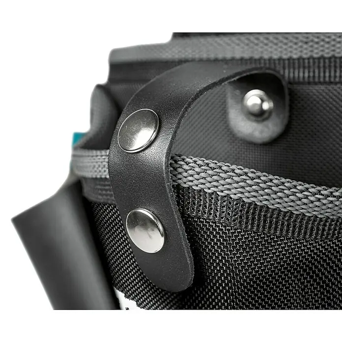 Makita Holster mit Handgriff E-15182 - 260 x 145 x 270 mm - Nahaufnahme einer Werkzeugtasche mit Nietendetails, die die robuste Konstruktion und das durchdachte Design hervorheben.