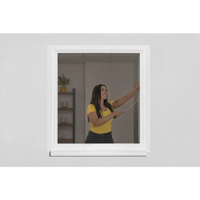 Schellenberg Mosquitera para ventana EasyClick - An x Al: 130 x 150 cm, Montaje de la mosquitera: Pegado, Antracita - Mujer accionando una ventana con mosquitera enrollable. La mosquitera evita la entrada de insectos y permite la entrada de aire fresco.