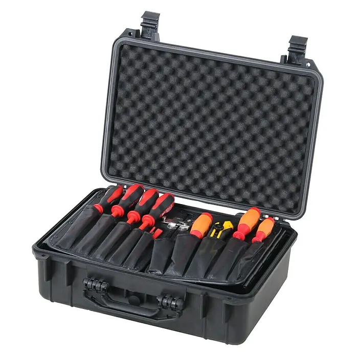 Hepco & Becker Werkzeugkoffer Solid 5615 & Wing 4901 - L x B x H: 360 x 465 x 175 mm, Polypropylen - Ein schwarzer Werkzeugkoffer mit einer Auswahl an Schraubendrehern in verschiedenen Größen und Farben.