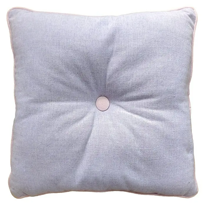 Cojín Botón - 45 x 45 cm, Textil, Lavanda, Cuadrado - Almohada azul claro con un botón en el centro y un borde rosa. La almohada decorativa cuadrada es un accesorio encantador para el hogar.