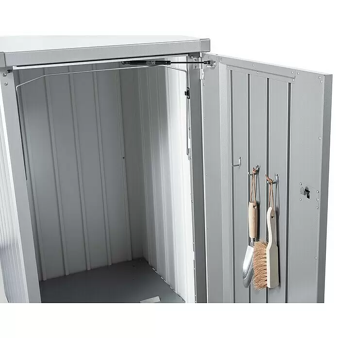 Biohort Mülltonnenbox Alex - L x B x H: 88 x 80 x 129 cm, Dunkelgrau-Metallic - Offener, silbergrauer Geräteschrank aus Metall mit Gasfedern, Riffelwänden und Haken an der Tür, die eine Schaufel und Bürste halten.