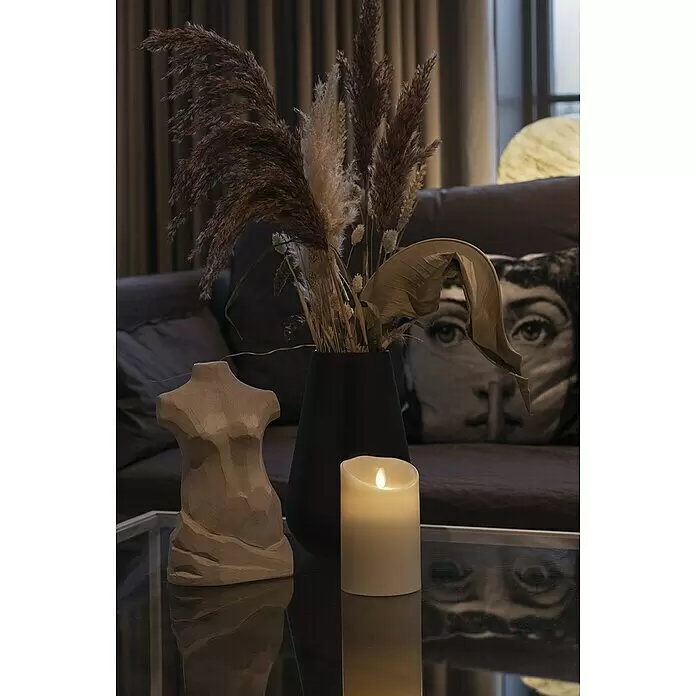 Konstsmide LED-Kerze - Beige, Wachs, 7,6 x 16,5 cm - Stimmungsaufnahme