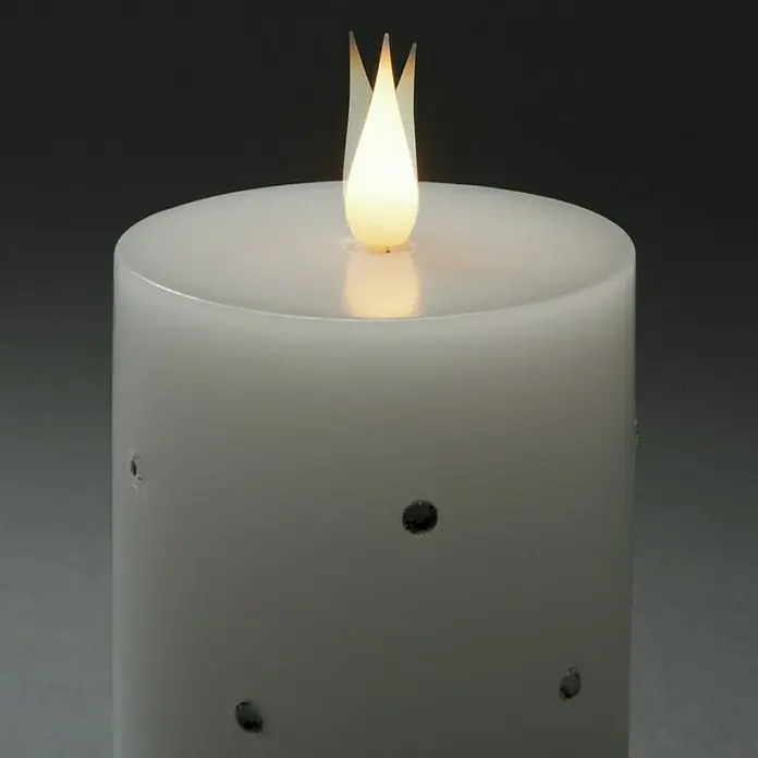 Konstsmide LED-Kerze - Weiß, Höhe: 11,8 cm, 7,5 cm, Wachs - Nahaufnahme einer dekorativen LED-Kerze mit Flammenimitat und dezenten Verzierungen.
