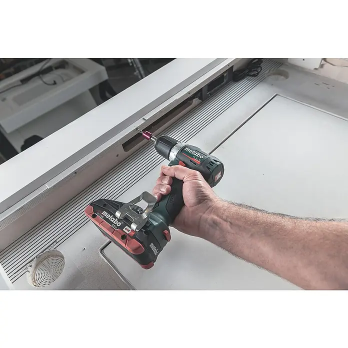 Metabo CAS 18V Akku-Bohrschrauber BS 18 L BL - 18 V, Ohne Akku, 60 Nm - Nahaufnahme eines Metabo Akku-Bohrschraubers beim Eindrehen einer Schraube in ein Werkstück. Das Werkzeug ist ergonomisch und leistungsstark.