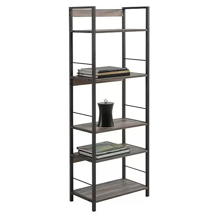 Estantería de madera Kala Industrial - Al x An x Pr: 150 x 52 x 30 cm, Número de baldas: 5 ud., Atornillado, Natural/Gris - Estantería rústica de aspecto de madera gris-marrón con marco de metal oscuro, con libros y un recipiente negro.