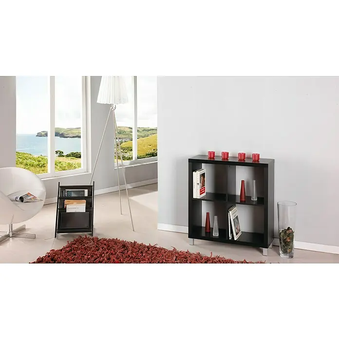 Estantería de madera Kubox - Al x An x Pr: 83 x 76 x 29 cm, Arce - Este moderno salón cuenta con una estantería negra con tres estantes para libros y objetos decorativos.