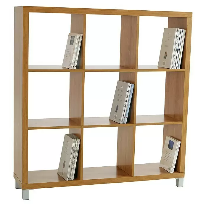 Estantería de madera Kubox - Al x An x Pr: 118 x 111 x 29 cm, Arce - Estantería modular de madera marrón claro con nueve cubículos abiertos, mostrando varios libros.