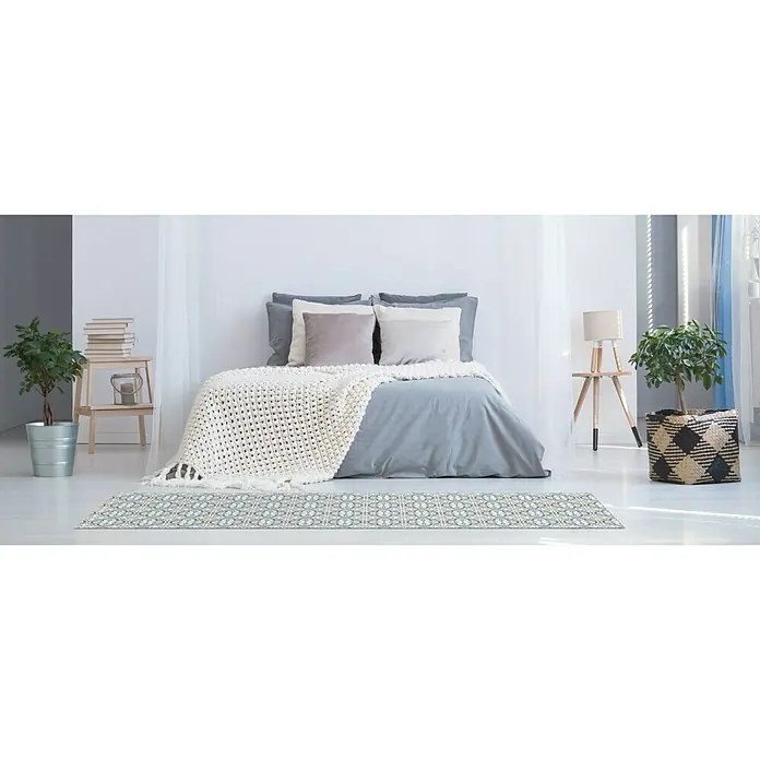 Alfombra de vinilo Croma Hidra topo - 200 x 60 cm - Primer plano de un dormitorio con una elegante alfombra con estampado de azulejos, que realza el espacio y crea un ambiente acogedor.