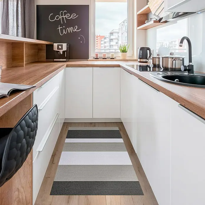 Alfombra de vinilo Living Stripes - Gris, 150 x 80 cm - Vista de la cocina con una alfombra de rayas.