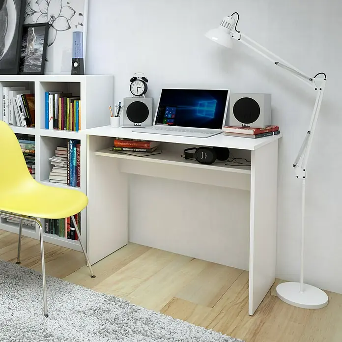 Meka Block Mesa de escritorio - L x An x Al: 50 x 90 x 74 cm, Blanco - La imagen muestra un escritorio blanco con un portátil y accesorios en un espacio moderno.