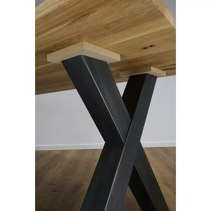 Tischbein - 48,5 x 12 x 67 cm, Metall, 2 Stk. - Unterseite eines Holztisches mit schwarzen X-förmigen Metallbeinen, befestigt an der hellen Holzplatte mit hellbraunen Holzblöcken.