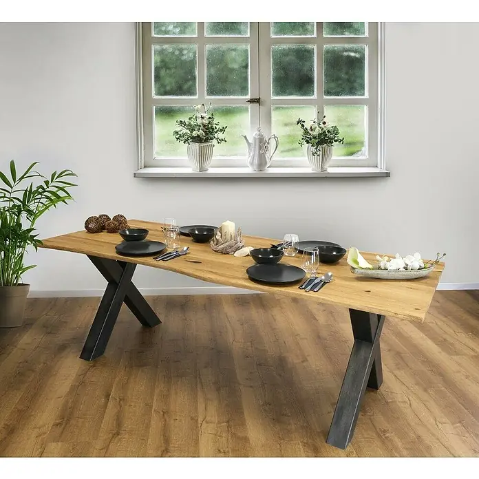 Tischbein - 48,5 x 12 x 67 cm, Metall, 2 Stk. - Das Bild zeigt einen stilvollen Esstisch aus Holz mit dunklen Metallbeinen, der elegant mit Geschirr und Dekorationen gedeckt ist.