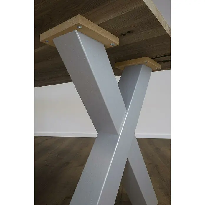 Tischbein - 48,5 x 12 x 67 cm, Stahl, 2 Stk. - Detailansicht eines Tischbeins im X-Design, grau lackiert und mit einer Holzplatte unter der Tischplatte befestigt, für einen modernen Look.