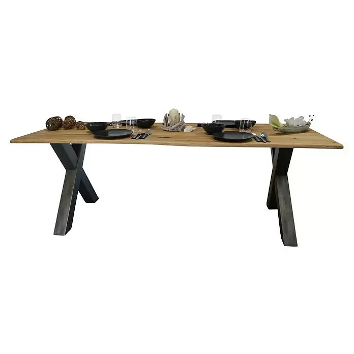 Tischbein - 48,5 x 12 x 67 cm, Metall, 2 Stk. - Rechteckiger Esstisch aus Holz mit Naturfinish und schwarzen X-Beinen, gedeckt mit dunklem Geschirr und Dekoration.