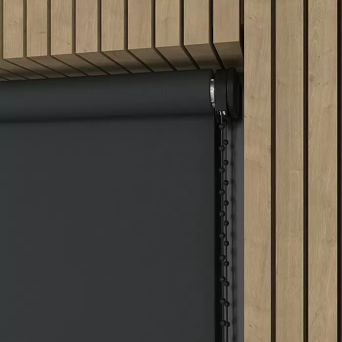 Expo Ambiente Verdunkelungsrollo Mila - B x H: 150 x 190 cm, Schwarz - Dunkelgraues Rollo mit schwarzem Perlenkettenmechanismus, installiert in einem hellbraunen Holzlamellenrahmen.