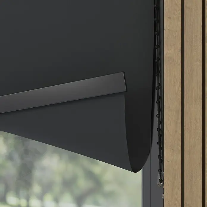 Expo Ambiente Verdunkelungsrollo Mila - B x H: 150 x 190 cm, Schwarz - Eine Nahaufnahme eines schwarzen Rollos, das teilweise heruntergelassen ist und das Tageslicht ausblendet.
