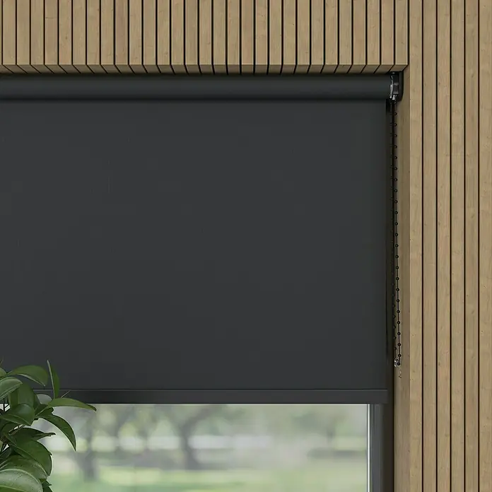 Expo Ambiente Verdunkelungsrollo Mila - B x H: 150 x 190 cm, Schwarz - Schwarze Rollo-Jalousie vor einem Fenster mit Holzrahmen. Bietet Privatsphäre und Sonnenschutz mit modernem Design.