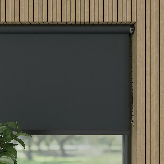 Expo Ambiente Verdunkelungsrollo Mila - B x H: 150 x 190 cm, Schwarz - Dunkelgraues Rollo am Fenster, passend zu einer Holzwand mit Lamellen.