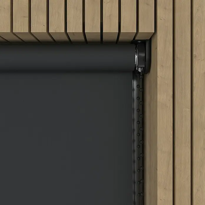 Expo Ambiente Verdunkelungsrollo Mila - B x H: 150 x 190 cm, Schwarz - Das Bild zeigt ein Rollo in Grau, das elegant in eine Holzverkleidung integriert ist. Die Kombination aus modernem Design und natürlichem Material.