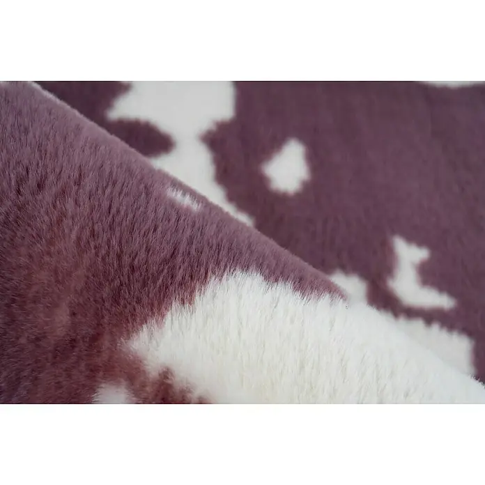 Kayoom Hochflorteppich Kuh - Lilac/Weiß, 160 x 120 cm, 100 % Polyester - Detailaufnahme eines lila-weißen Kuhfellteppichs, der eine weiche Textur und ein auffälliges Muster zeigt. Ideal für moderne Wohnräume.