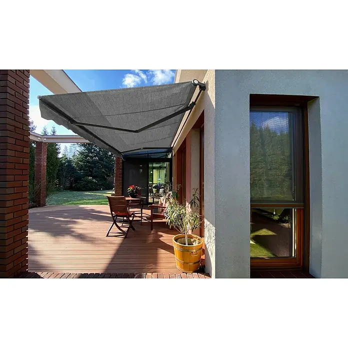 SM Gelenkarmmarkise REC-196 - Hellgrau, Farbe Gestell: Anthrazitgrau, Breite: 3,6 m, Ausfall: 2,5 m - Eine graue Gelenkarmmarkise spendet Schatten auf einer Holzterrasse mit Tisch und Stühlen, einladend für entspannte Stunden im Freien.
