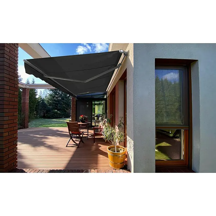 SM Gelenkarmmarkise REC-164 - Dunkelgrau, Farbe Gestell: Weißaluminium, Breite: 3,6 m, Ausfall: 2,5 m - Graue Terrassenmarkise spendet Schatten über einer Holzterrasse mit Tisch und Stühlen an einem sonnigen Tag.