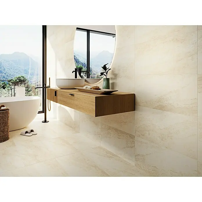 Feinsteinzeugfliese Royal White - 32,6 x 65,2 cm, Weiß, Matt - Elegantes Badezimmer mit großformatigen Fliesen in Naturtönen, freistehender Badewanne und Waschtisch mit Holzstruktur.