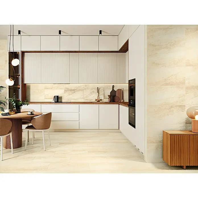 Feinsteinzeugfliese Royal White - 32,6 x 65,2 cm, Weiß, Matt - Helle Küche mit weißen Schränken, einer Holzarbeitsplatte und einem runden Esstisch mit Stühlen, die ein gemütliches Ambiente schaffen.