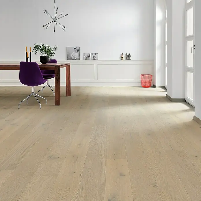 Living by Haro Parkettmuster Eiche Grey strukturiert Naturöl - 290 x 180 x 12 mm, Landhausdiele - Ein helles, einladendes Interieur mit einem schönen Holzboden, der Wärme und Eleganz ausstrahlt und perfekt zu der modernen Einrichtung passt.
