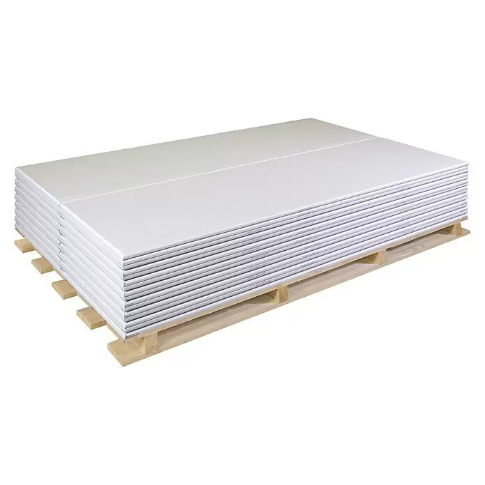 Rigips Gipskartonplatte - 2.000 x 625 x 20 mm - Stapel weißer Gipskartonplatten auf einer Holzpalette.