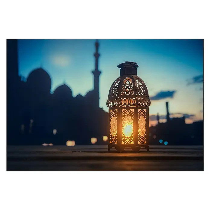 Cuadro Arab - Árabe, An x Al: 90 x 60 cm - Una linterna adornada con motivos de Medio Oriente brilla cálidamente, con una mezquita al fondo que se desvanece en la luz del atardecer.