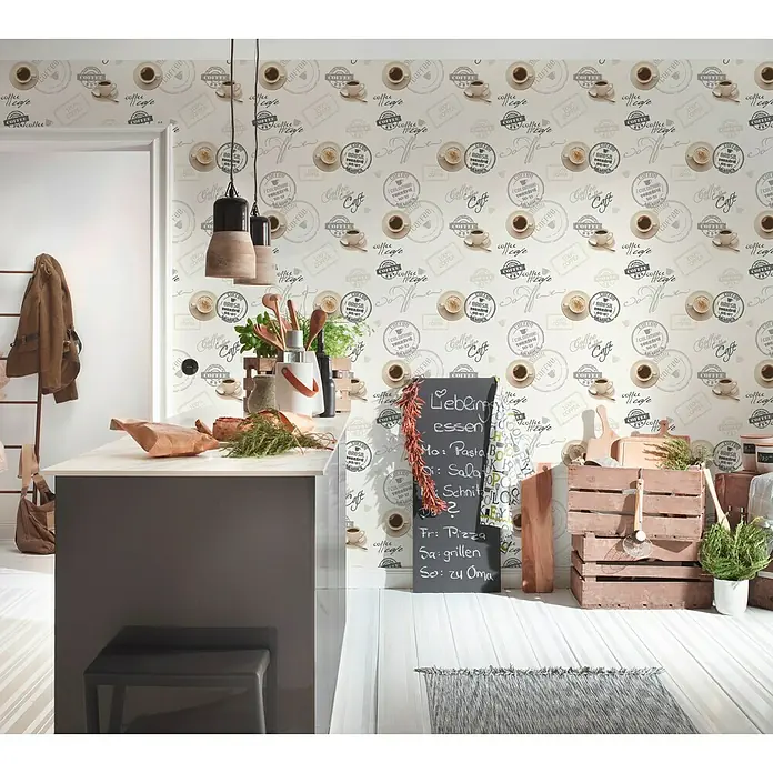 A.S. Création Vliestapete Coffee - Beige/Braun/Creme, Grafisch, 10,05 x 0,53 m - Eine Küche mit Kaffee-Motiv-Tapete, einer Insel und einer Tafel mit einem Menü, die eine gemütliche Atmosphäre schafft.