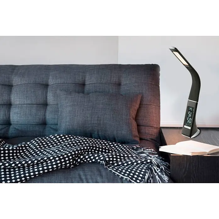 Globo LED-Tischleuchte - 6 W, L x B x H: 25 x 7 x 50 cm, Schwarz, Kaltweiß - Ein stilvolles Schlafzimmerambiente mit einer modernen, schwarzen LED-Tischleuchte mit integriertem Display, die auf einem Nachttisch platziert ist.