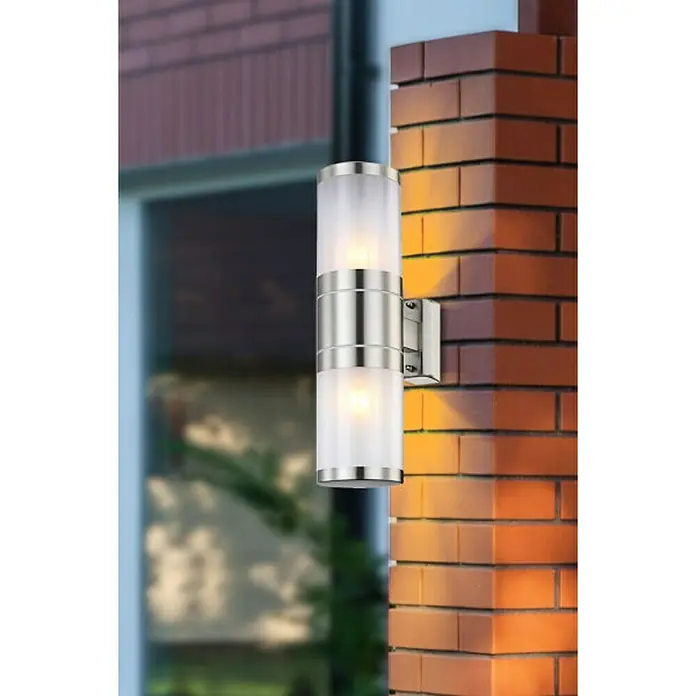 Globo Aplique exterior Xeloo - 120 W, 102 x 155 x 370 mm, Plata, IP44, 2 ud. - Lámpara de pared moderna con dos luces, perfecta para uso exterior, montada en una pared de ladrillo.