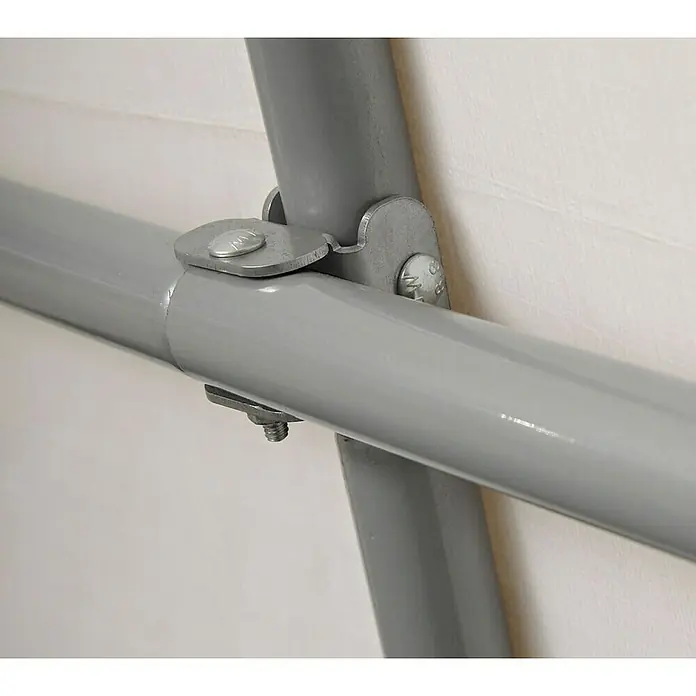 ShelterLogic Garage - 610 x 300 cm - Detailansicht einer grauen Metallrohrkonstruktion, die mit Schrauben und Verbindungsstücken befestigt ist und Stabilität und Haltbarkeit bietet.