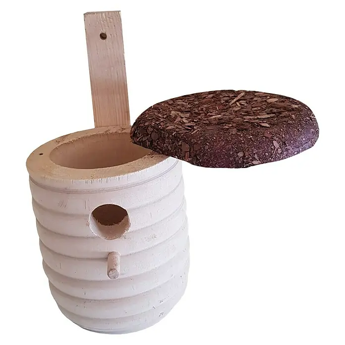 Nistkasten KG17452 - 18 x 33 x 18 cm, Holz, Mit Sitzstange - Ein unbemaltes, spiralförmiges Insektenhotel mit abnehmbarem Dach und einem Holzstab zum Aufhängen.