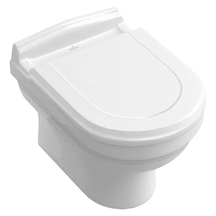 Villeroy & Boch Hommage Wand-WC - Mit Spülrand, Mit schmutzabweisender Glasur, Spülform: Tief, WC Abgang: Waagerecht, Weiß - Das Bild zeigt eine Nahaufnahme einer Villeroy & Boch WC-Keramik mit einem weißen, geschlossenen Sitz vor einem schwarzen Hintergrund.