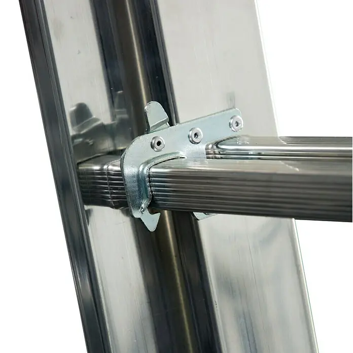 Krause Monto Mehrzweckleiter Tribilo - Arbeitshöhe: 7,65 m, Anzahl Tritte: 30 Stk., Belastbarkeit: 150 kg, Aluminium - Nahaufnahme einer Aluminiumleiter, die die robuste Bauweise und die sichere Verbindung der Sprossen zeigt.