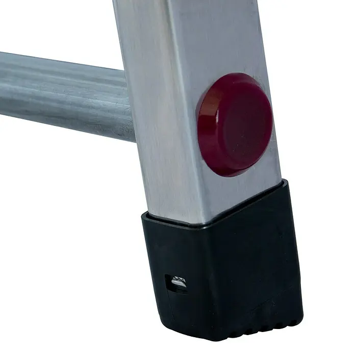 Krause Corda Stehleiter - Arbeitshöhe: 2,8 m, Anzahl Tritte: 4 Stk., Belastbarkeit: 150 kg, Aluminium - Nahaufnahme eines Aluminium-Leiterfußes mit rotem Knopf und schwarzem Gummischutz für Stabilität.
