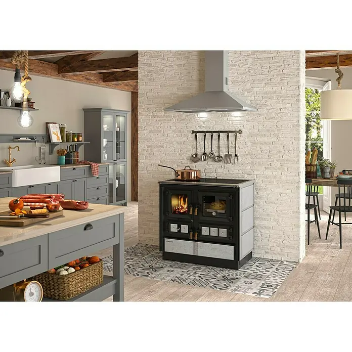 Justus Küchenherd Rustico 90 2.0 - 7 kW, Raumheizvermögen: 144 m³, Schwarz/Speckstein - Ein Justus-Holzofen in einer stilvollen Küche mit Kochutensilien, der Wärme und Charme in den Raum bringt.