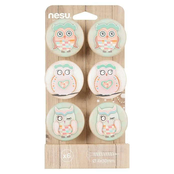 Nesu Pomo para muebles 748SU 6 uds. - 6 ud., Ø x Al: 50 x 24 mm, Plástico - Primer plano de un paquete de seis pomos redondos para muebles con diseños de búhos en varios estilos y colores.