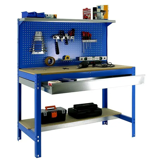 Simonrack Simonwork Werkbank BT3 Box 1200 - L x B: 61 x 121 cm, Arbeitshöhe: 144,5 cm, Belastbarkeit: 600 kg, Blau - Werkbank mit Werkzeugen, Schublade und Ablagefläche. Die Werkbank ist blau und hat eine Holzplatte.