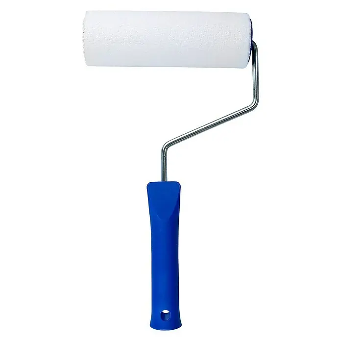 F18 Farbroller - Breite Rolle: 15 cm, Bügelstärke: 6 mm, Kunststoff - Nahaufnahme eines Farbrollers mit blauem Griff und weißer Rolle, isoliert auf einem weißen Hintergrund für Malerarbeiten.