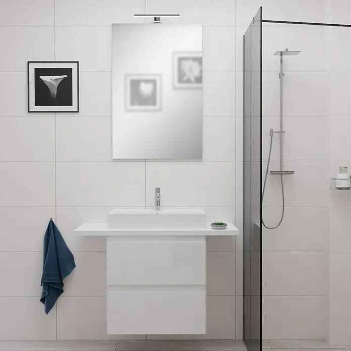 Camargue Espacio Badmöbel-Set i103 - 100 cm, Gama weiß glänzend - Ein modernes Badezimmer mit einem weißen Waschtischunterschrank, einem Spiegel und einer Dusche mit Glasabtrennung. Die Fliesen sind weiß.