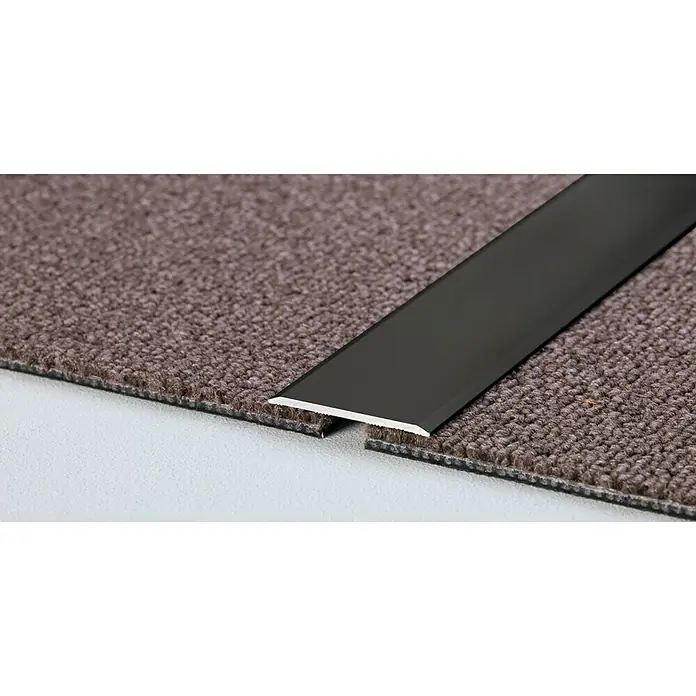 LOGOCLIC Übergangsprofil 115 - Schwarz, 0,9 m x 40 mm x 2 mm, Montageart: Kleben - Das Bild zeigt ein schwarzes Übergangsprofil für Teppichböden, das zwei Teppiche nahtlos verbindet. Perfekt für einen sauberen Übergang.