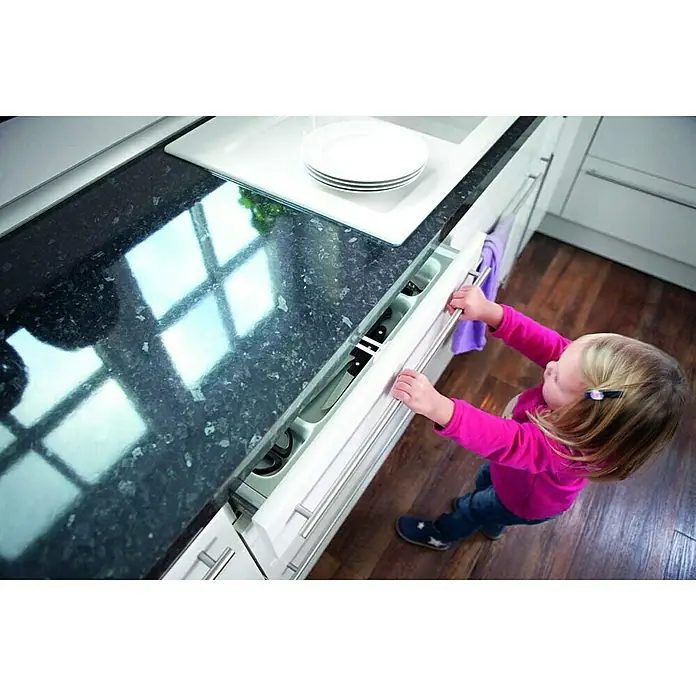 Abus Sicherheitsriegel Sina - 4 Stk., Kunststoff - Kind öffnet Küchenschublade mit Besteckeinsatz, der Messer, Gabeln und Löffel ordentlich sortiert hält. Kindersicherheit im Haushalt.