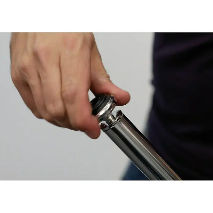 Easy Connect Regalsystem-Anbaumodul - Passend für: 3 Regalböden - Eine Hand befestigt ein silbernes Metallteil mit einer Schraube an einer glänzenden Stange, möglicherweise Teil eines Möbelstücks.