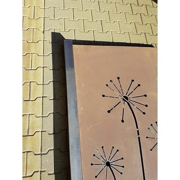 Jabo-Design Zaunpfosten Außen - 6 x 240 cm - Nahaufnahme einer dekorativen Metallplatte mit ausgeschnittenen Pusteblumenmotiven und einem eleganten Rahmen.