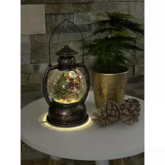 Konstsmide LED-Schneelaterne Weihnachtsmann - Innen, Braun, 12,7 x 10,8 x 20 cm, Weihnachtsmann, Batteriebetrieben - Eine beleuchtete Schneekugel-Laterne in Bronze-Optik mit Weihnachtsmann, Tannenbaum und Glitzer, ideal für festliche Dekoration.