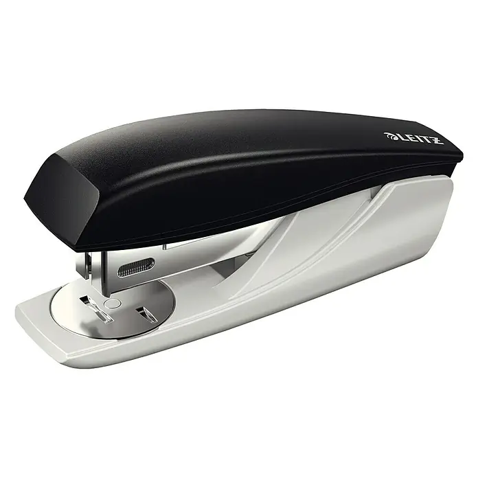 Leitz Heftgerät New NeXXt - L x B x H: 121 x 35 x 51 mm - Ein schwarzer Leitz Tacker mit einem silbernen Metallteil und einer weißen Basis steht auf einem weißen Hintergrund.
